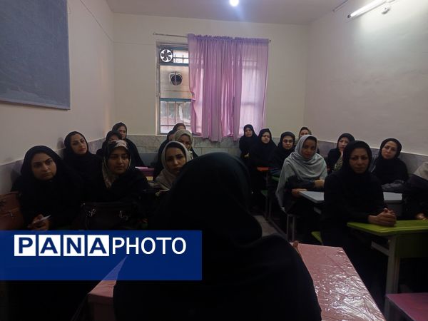 اولین جلسه انجمن اولیا در دبستان سمیه 