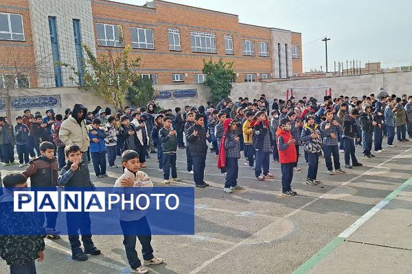 تجدید عهد دانش آموزان مدرسه ایمان ورامین با امام حسین (ع) 