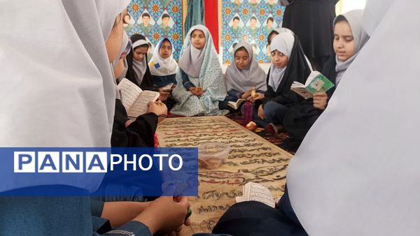 ادای احترام دانش‌آموزان میبدی به شهدای جنگ تحمیلی 