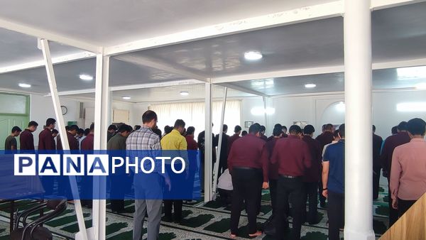 نواخته شدن زنگ نماز در دبیرستان نمونه آیت الله خامنه‌ای کاشمر 