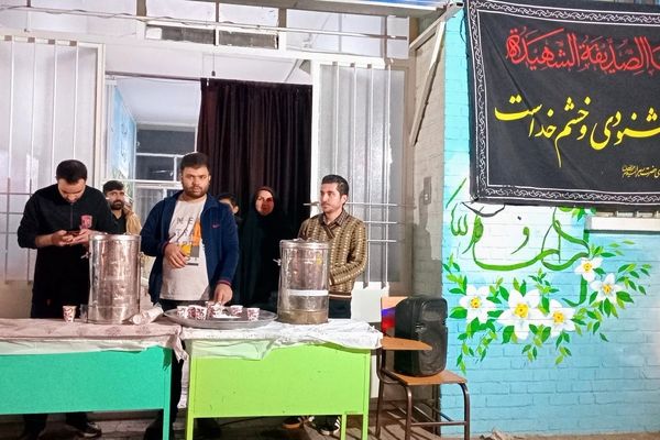 میزبانی دبیرستان سمیه از مردم به‌مناسبت ایام فاطمیه