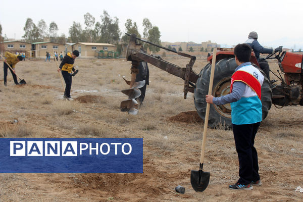 جلوه‌هایی از آیین درختکاری در اردوگاه شهدای 15 خرداد قم