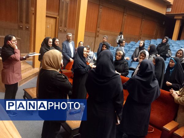 اولین مجمع عمومی انجمن اولیا ومربیان دبیرستان آرمینه مصلی نژاد ناحیه ۶