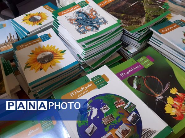 آغاز توزیع کتاب‌های درسی در مدرسه خدیجه کبری زاغه