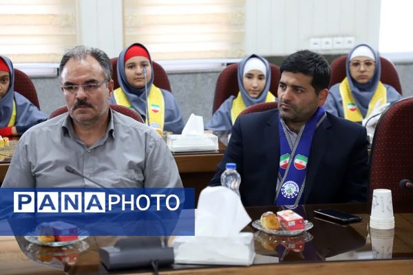 گل‌های قدردانی دانش‌آموزان پیشتاز برای حافظان امنیت