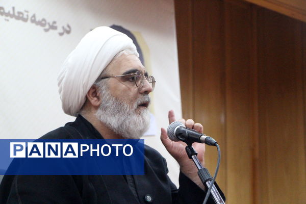 نشست معلمان شهر یزد با محسن قنبریان در یزد