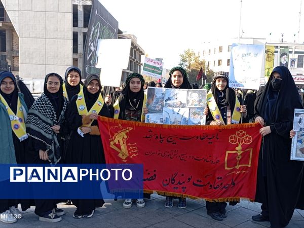 حضور پر شور دانش آموزان  در راهپیمایی ۱۳ آبان 