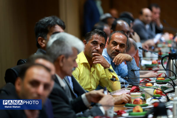 دیدار وزیر آموزش و پرورش با منتخبی از سرایداران و کادر خدماتی مدارس