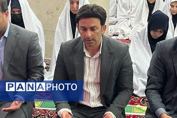 برپایی نماز جماعت همراه با بزرگداشت و تجلیل از مقام‌آوران دانش‌آموزی مدرسه نمونه دولتی ارشاد