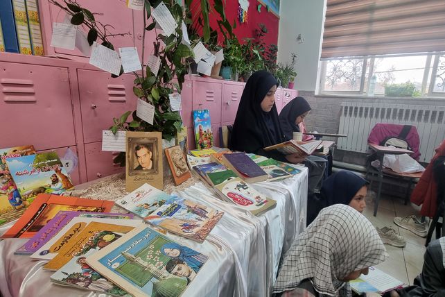 عطر مطالعه در کافه کتاب کلاس پنجم دبستان شاهد بنت‌الحسین تبریز