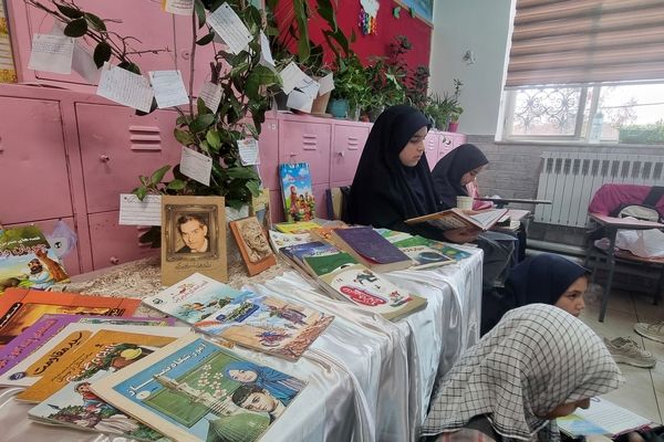 عطر مطالعه در کافه کتاب کلاس پنجم دبستان شاهد بنت‌الحسین تبریز