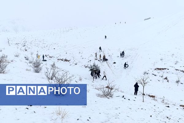  برف بازی مردم نیشابور در روستای برف ریز 