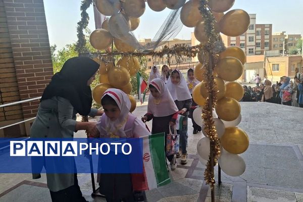 برگزاری جشن شکوفه ها در دبستان نجمه ناحیه یک شهرری