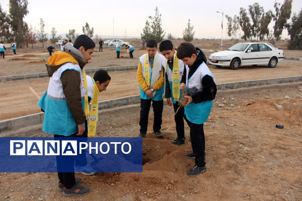 جلوه‌هایی از آیین درختکاری در اردوگاه شهدای 15 خرداد قم