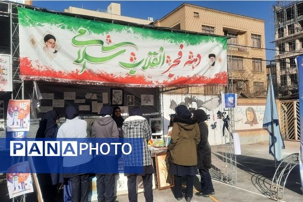 اولین نمایشگاه ماها در دبیرستان فرزانگان ۲ دوره دوم ناحیه ۷ مشهد