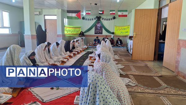 محفل انس با قرآن به‌ مناسبت یادبود سید حسن نصرالله در دبیرستان حضرت‌زینب(س) شهرستان‌لنده 