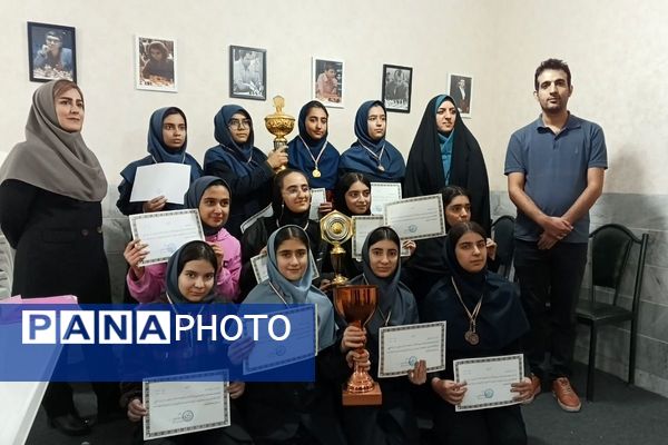 رقابت فکری دانش آموزان شهرستان قدس در مسابقات شطرنج دانش‌آموزی 