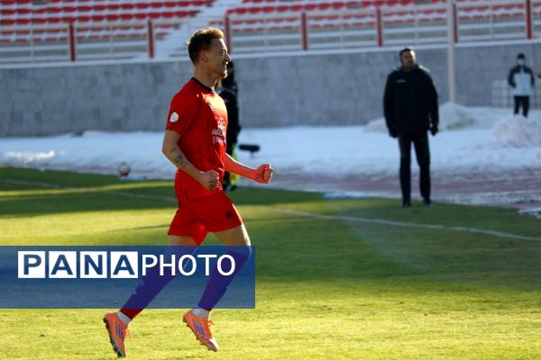 بازی تراکتور و ملوان در تبریز