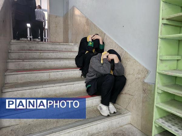 اجرای مانور زلزله در دبیرستان حاج علی اکبر گراشی ناحیه 3 شیراز