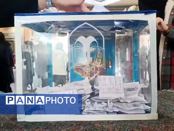 انتخاب نماینده دانش آموزان در دبیرستان نمونه فرهنگ مهشید مصلی نژاد ناحیه ۶