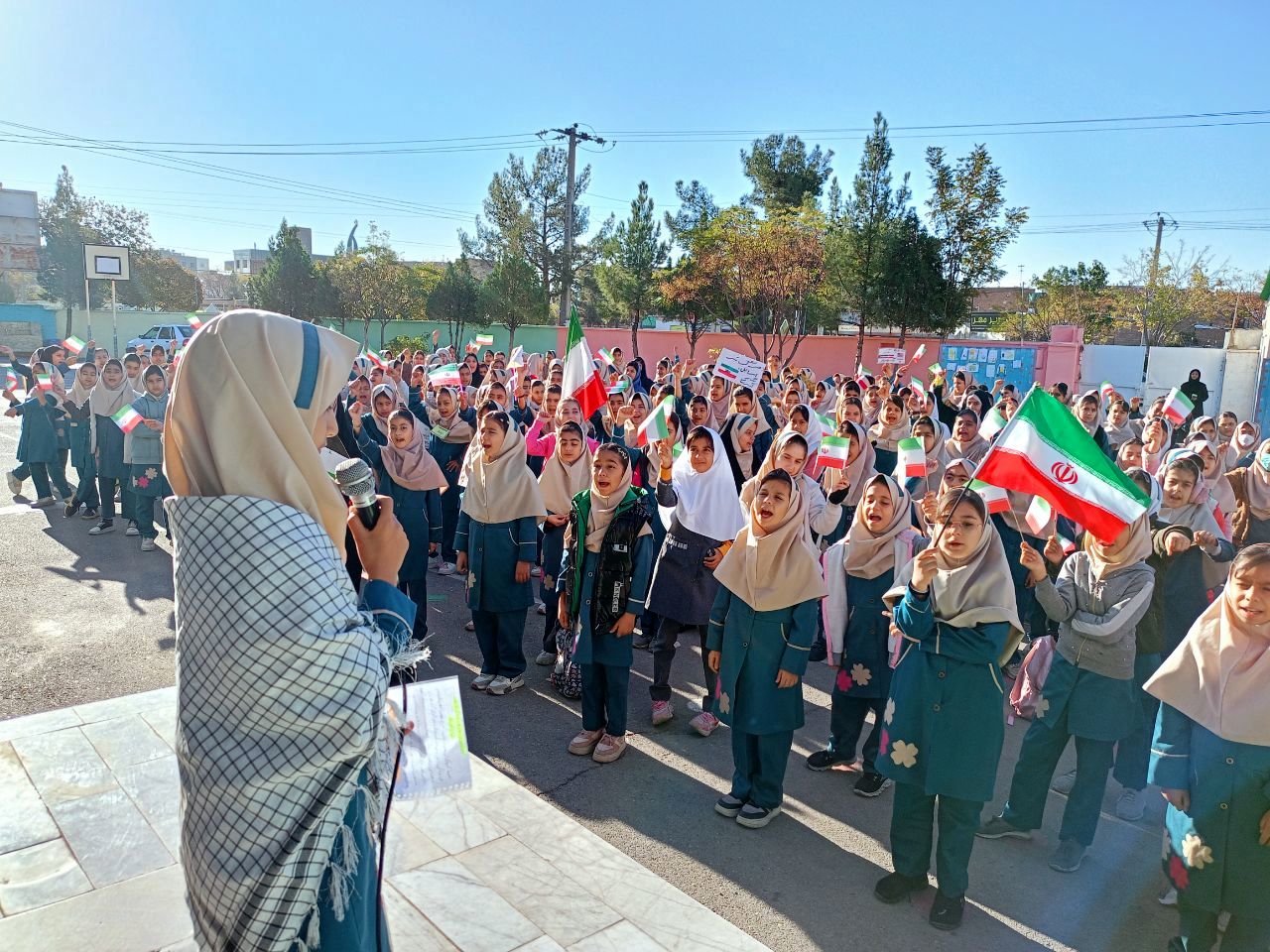 روزی شاد در دبستان سمیه کاشمر 