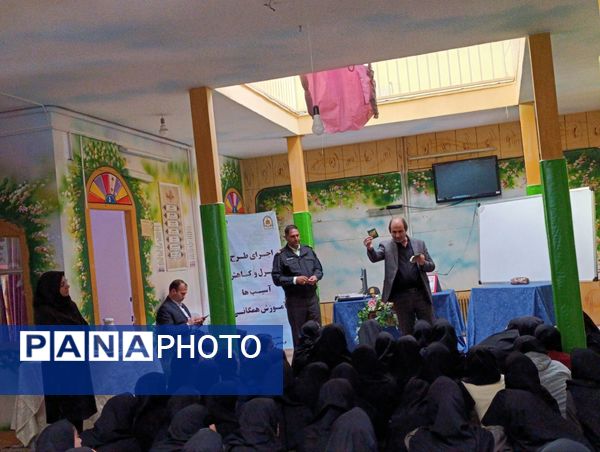  جلسه آموزش خانواده در دبیرستان نمونه اندیشه 