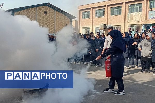 حضور‌ آتش نشانان شهر قدس در دبیرستان فرزانگان