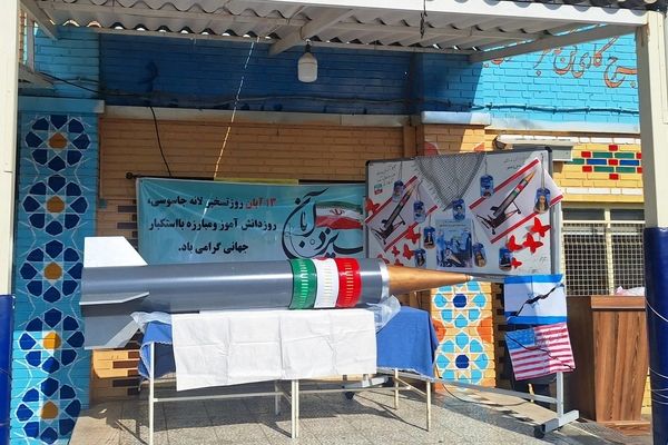 رونمایی از ماکت موشک «هویت ایرانی» در آستانه یوم‌الله ۱۳ آبان