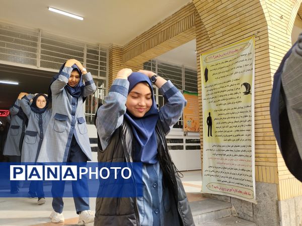 مانور سراسری زلزله در دبیرستان دخترانه شاهد شیرودی 