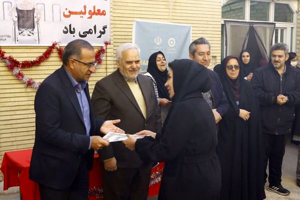 تجلیل از معلولان ذهنی و مربیان دلسوز در مرکز "دختران نیلوفر" فیروزکوه
