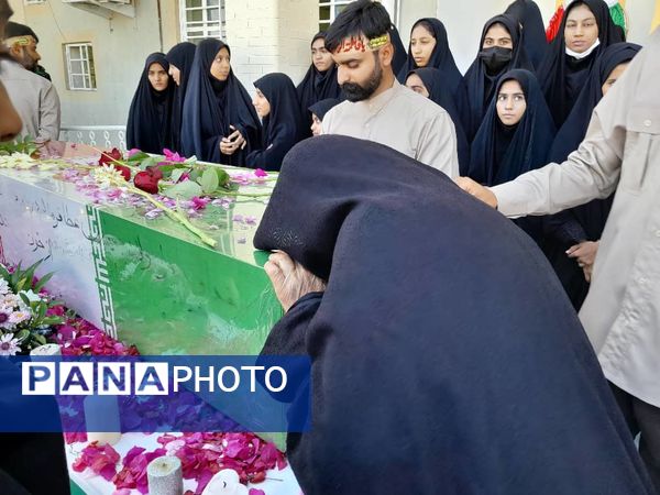 تشییع پیکر شهید گمنام بر دستان دانش‌آموزان هنرستان ابرار منوجان در ایام فاطمیه
