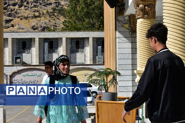 جشن روز دانش‌آموز در دبیرستان امام خمینی (ره) با حضور مسئولان، ورزشکاران و هنرمندان برگزار شد