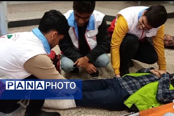 اجرای مانور زلزله با حضور مسئولان در مدرسه استاد مطهری رباط‌کریم