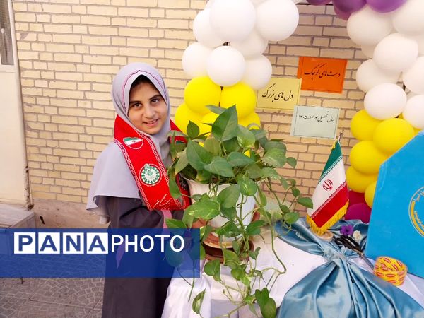 مهربانی در قاب مدرسه؛ برگزاری جشن عاطفه ها در دبستان شهید صدوقی یزد