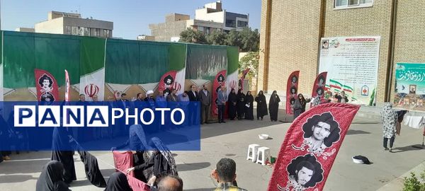 نمایش خیابانی دانش‌آموزان دختر استان البرز به مناسبت هفته دفاع مقدس 