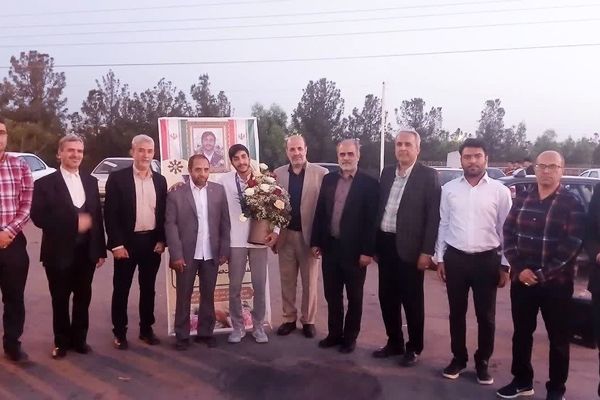استقبال از دانش‌آموز قمی مدال آور المپیاد فیزیک آسیا

