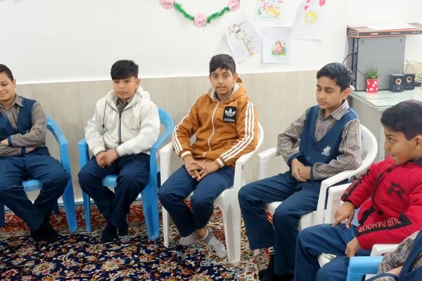 جلسه شورای دانش‌آموزی در مدرسه پویندگان فرهنگ خلیل آباد 