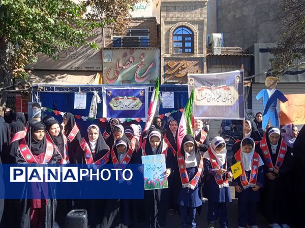 حضور پر شور دانش آموزان نیشابوری در راهپیمایی ١٣ آبان