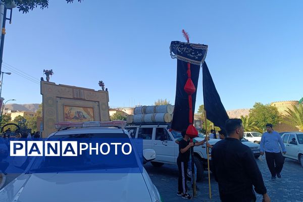 پیاده‌روی زائران کاروان پیاده هیات محبان الرضا (ع) شهرستان فیروزآباد در شیراز