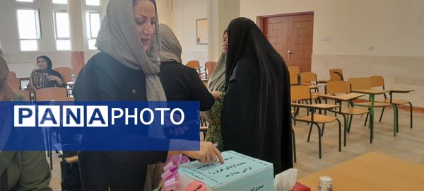 انتخابات اعضای انجمن اولیا و مربیان در دبیرستان فرزانگان استعداد درخشان ملارد