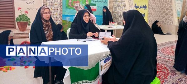 برپایی میز خدمت ادارات مختلف استان در مصلی امام خمینی (ره)