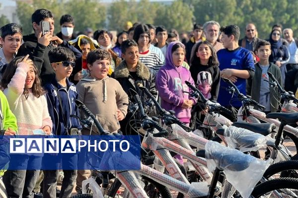 پیاده‌روی خانوادگی در بوشهر