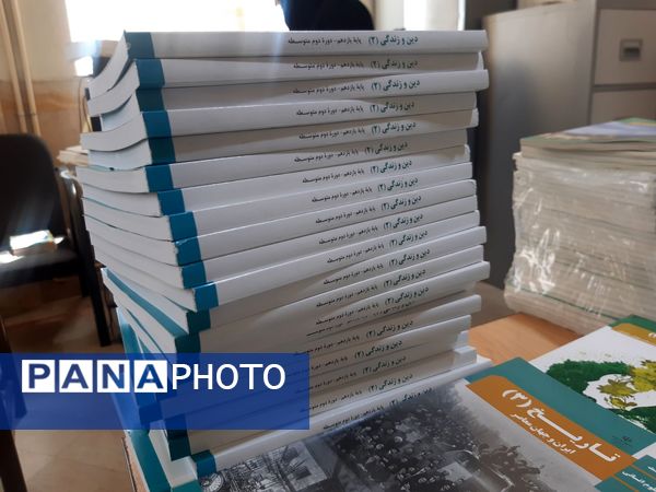 آغاز توزیع کتاب‌های درسی در مدرسه خدیجه کبری زاغه