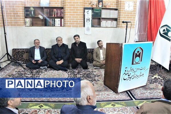 استقبال نوجوانان از غرفه‌های یادواره شهدای مسجد جامع قم