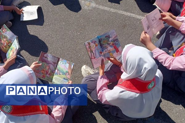 دوستی با کتاب در حیاط مدرسه نجمه