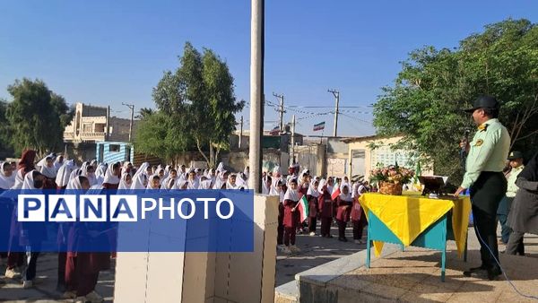 دیدار صمیمانه مأموران نیروی انتظامی با دانش‌آموزان دبستان استقلال 