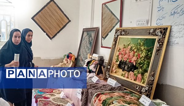 نمایشگاه آثار هنری معلمان دبیرستان جفایی در هفته معلم