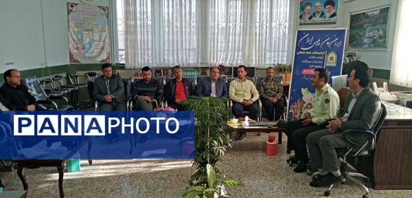 دیدار رئیس پلیس فتا کاشمر با پرسنل دبیرستان آیت‌الله خامنه‌ای 