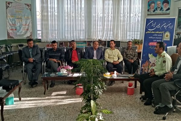دیدار رئیس پلیس فتا کاشمر با پرسنل دبیرستان آیت‌الله خامنه‌ای 