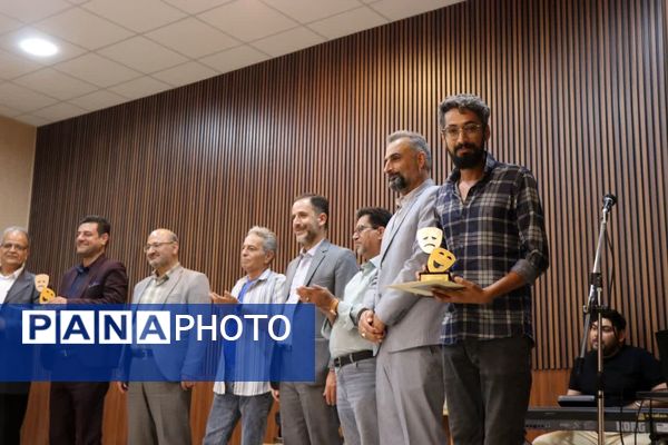 آیین تجلیل از اعضای ستاد سومین جشنواره استانی تئاتر خیابانی کودک و نوجوان‌ در دلیجان